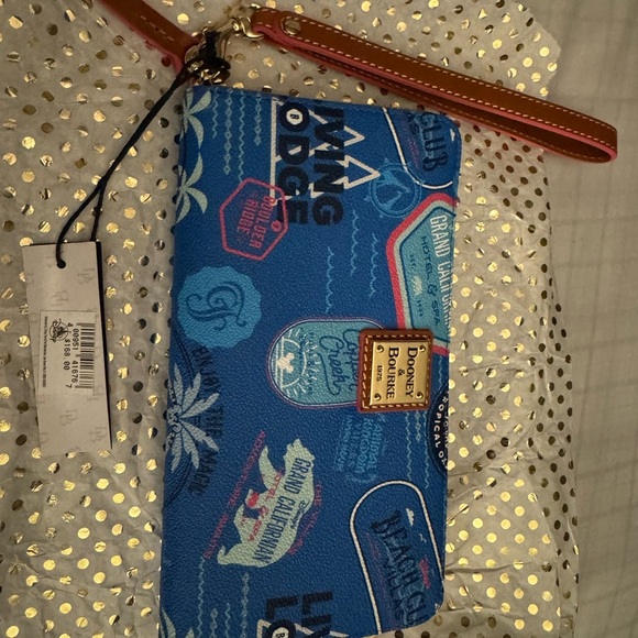 🆕Dooney & Bourke Disney Vacation Club Resorts
Zippered Wristlet Wallet